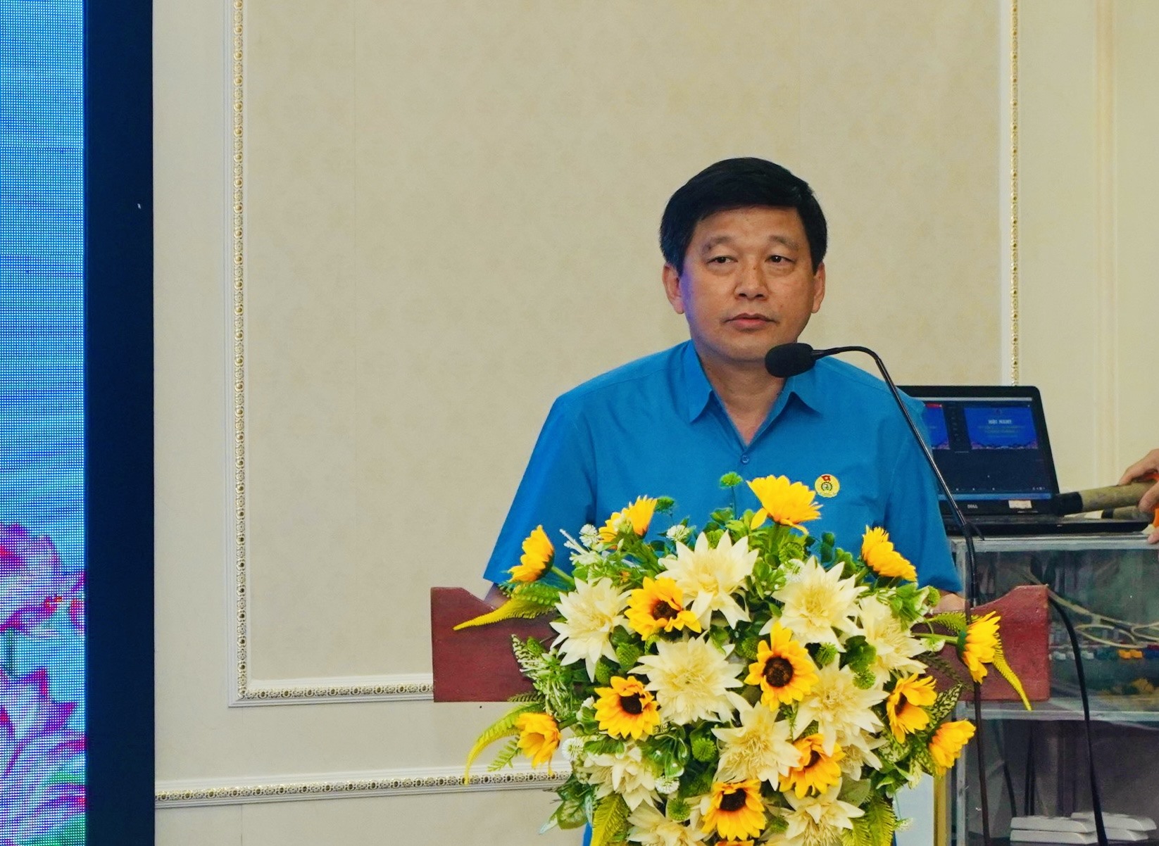 Đồn chí Kha Văn Tám - Chủ tịch Liên đoàn lao động tỉnh Nghệ An phát biểu tại hội nghị. Ảnh: Quỳnh Trang