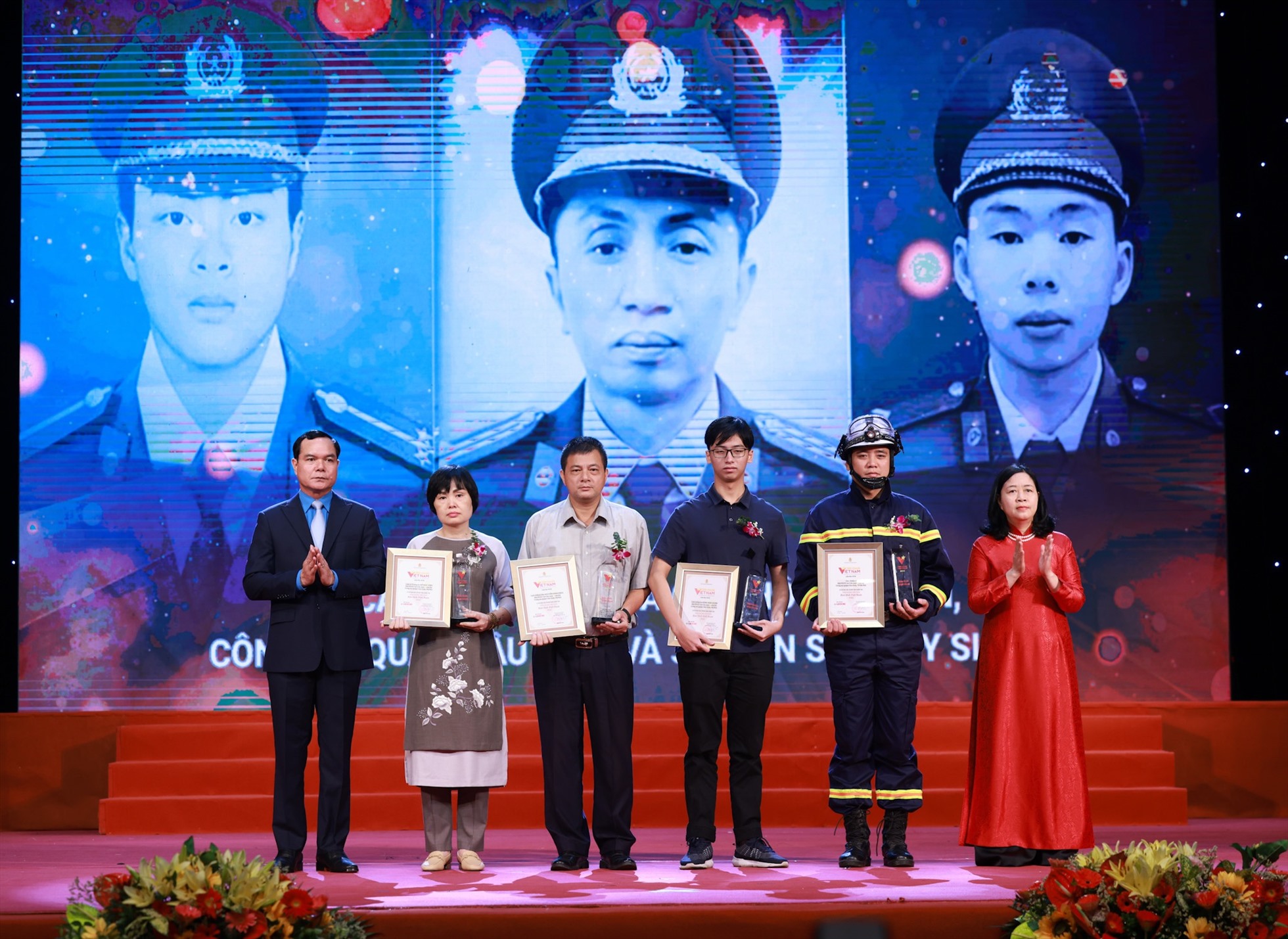 Lãnh đạo Đảng, Chính phủ trao biểu trưng Vinh quang Việt Nam cho các tập thể. Ảnh: Hải Nguyễn