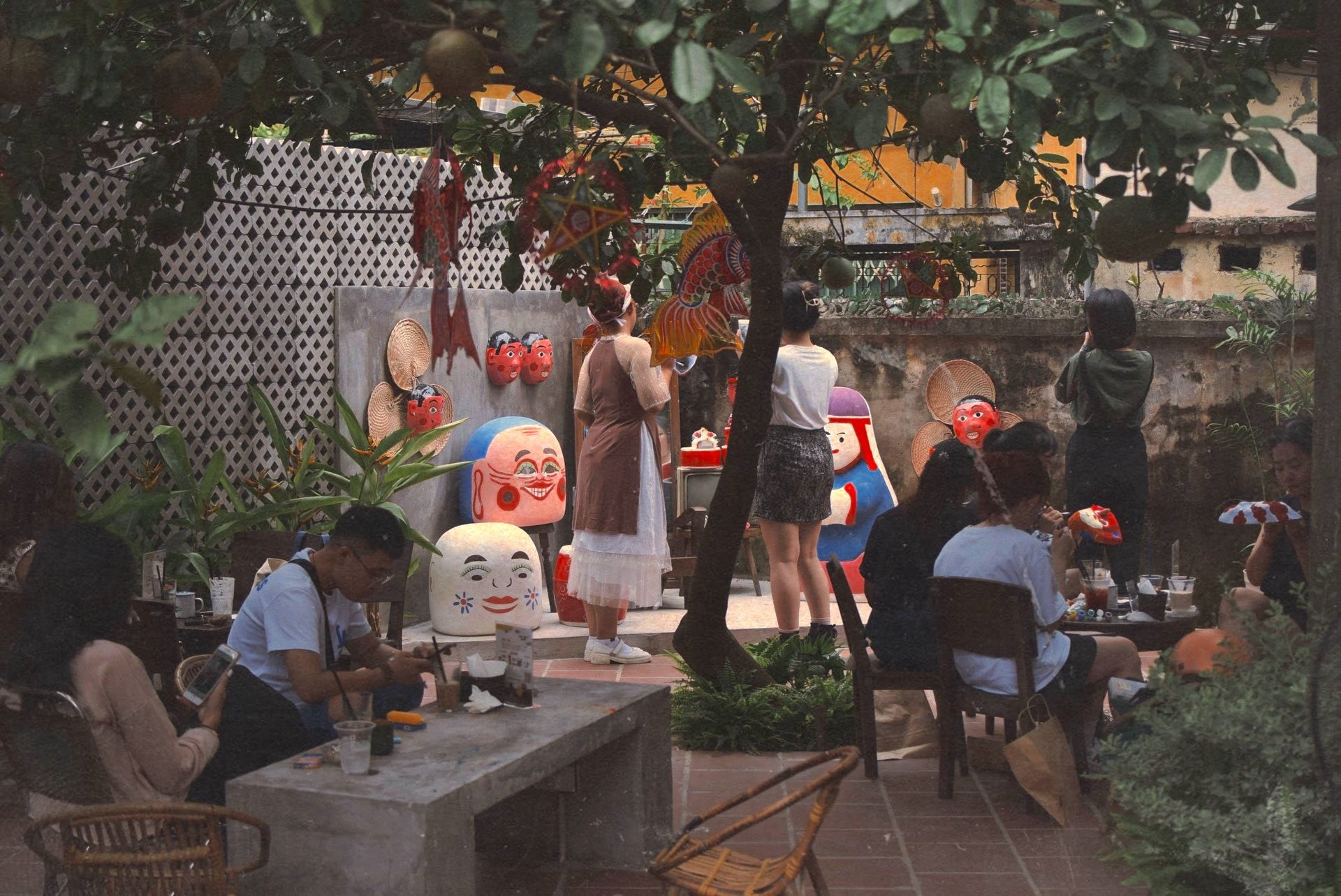 Những quán cà phê rực rỡ sắc màu Trung thu ở Hà Nội