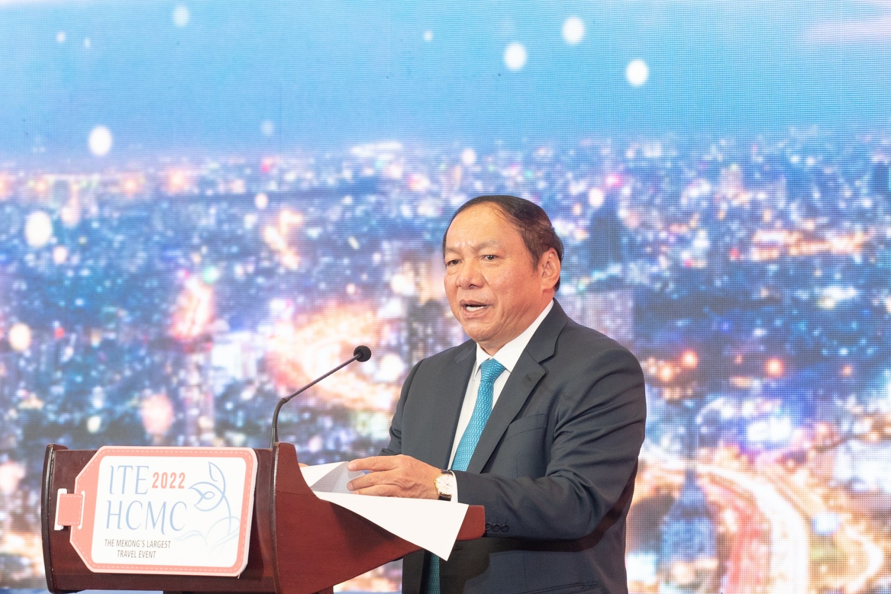 Bộ trưởng Bộ VH, TT & DL Nguyễn Văn Hùng chủ trì diễn đàn có sự tham dự của hàng trăm đại biểu trong nước, quốc tế.