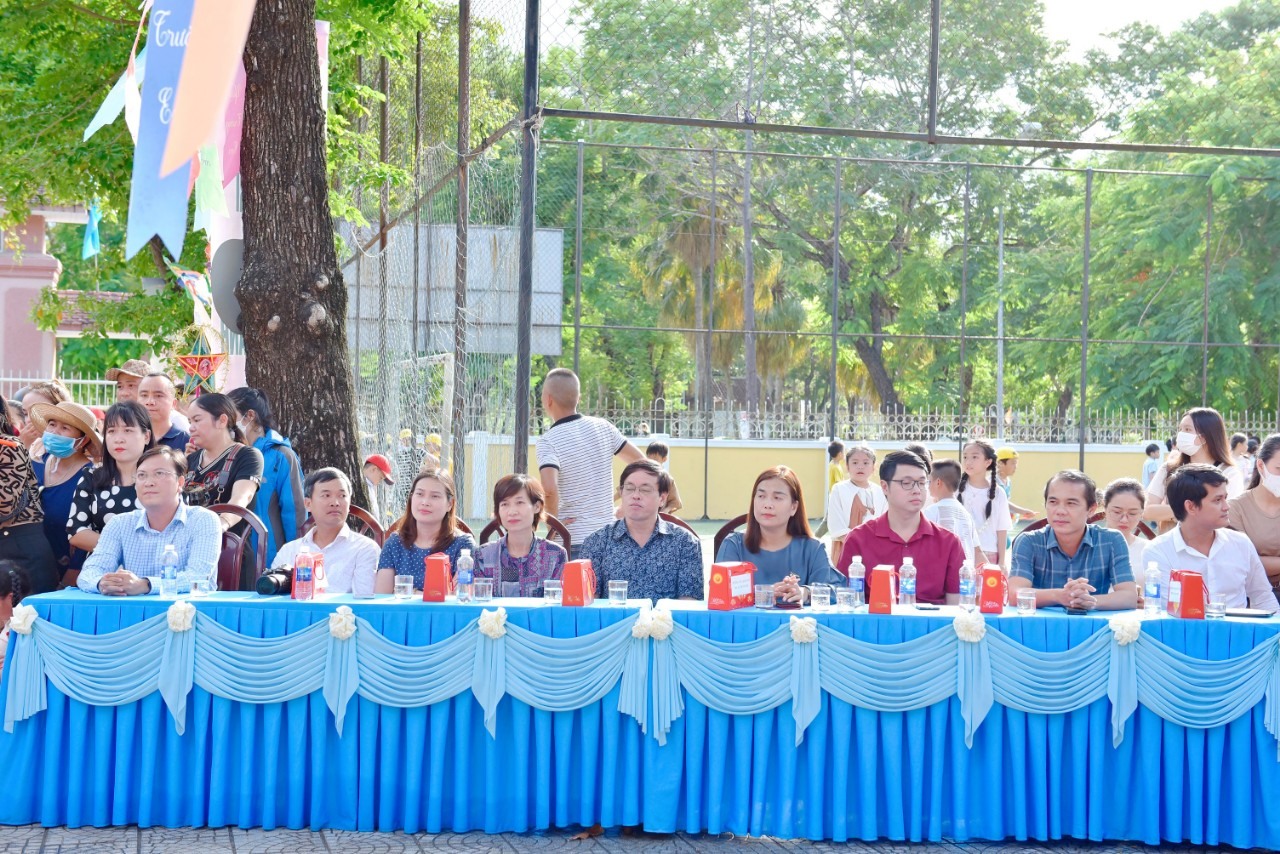 Ông Võ Lê Nhật (thứ 2, phải sang) - Chủ tịch UBND TP. Huế cùng đến chung vui với các em học sinh.