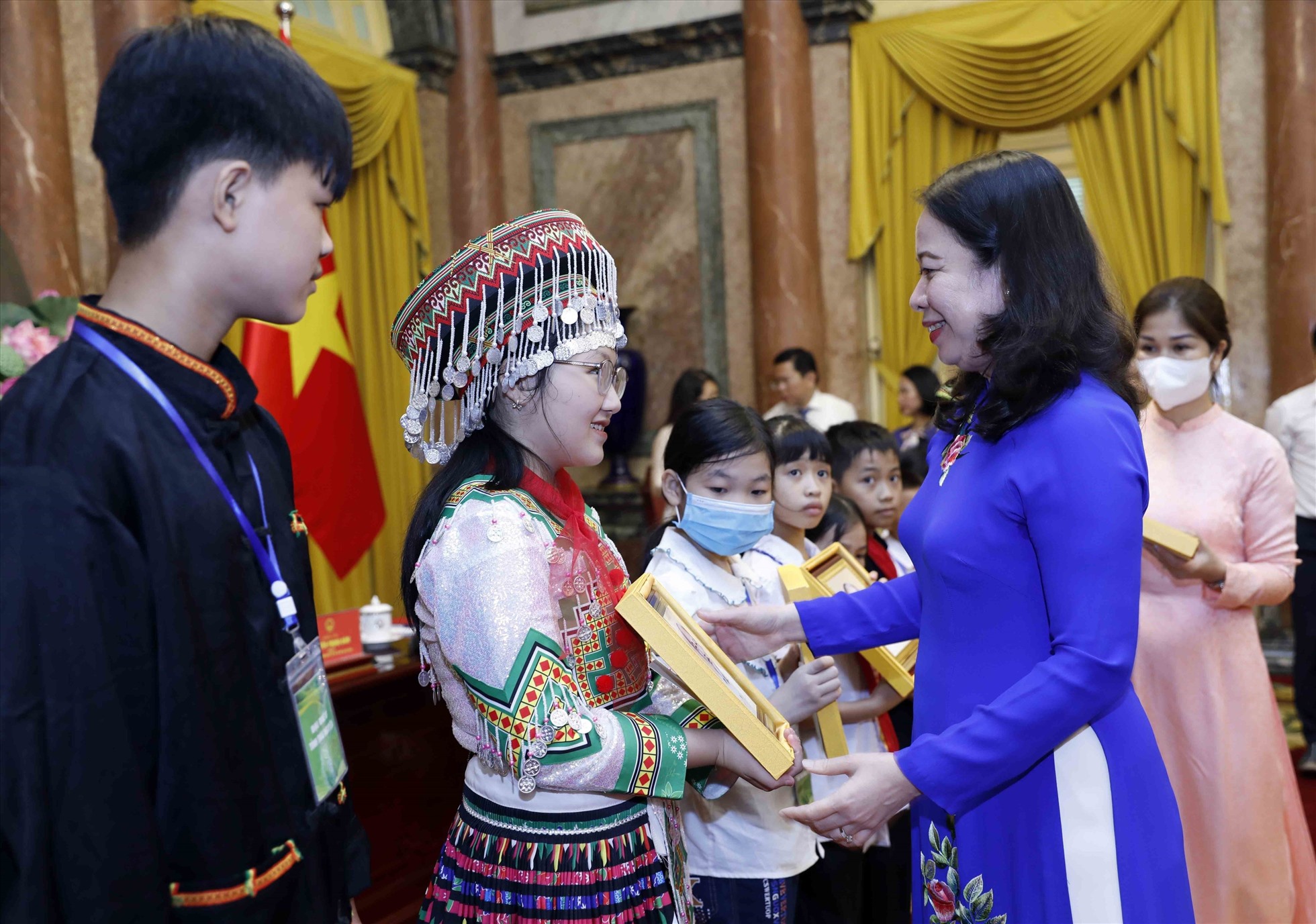 Phó Chủ tịch nước Võ Thị Ánh Xuân tặng quà cho các em nhỏ.
