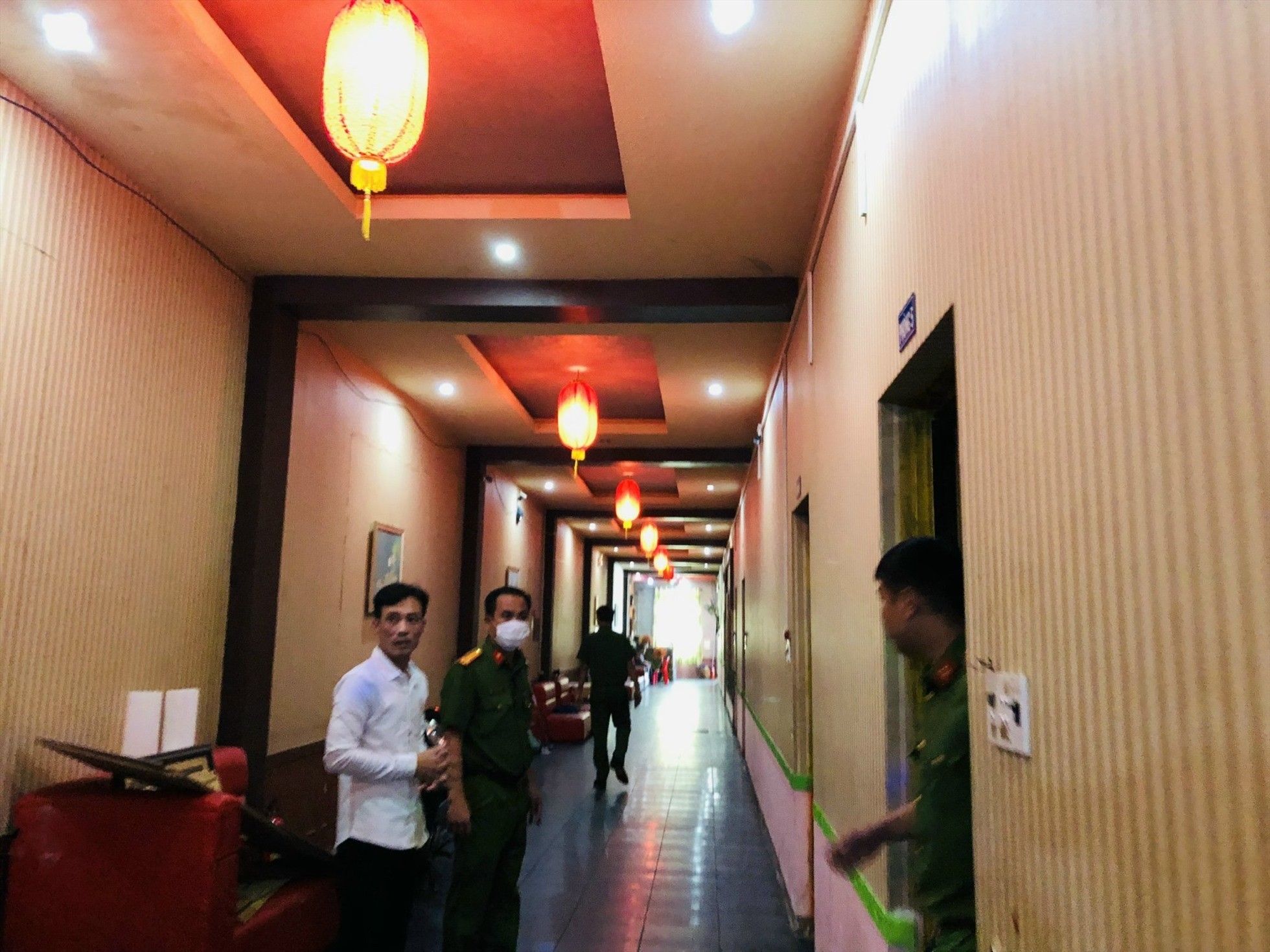 Tại thị xã Tân Uyên, công an kiểm tra 22 cơ sở karaoke trên địa bàn. Qua kiểm tra, xử lý 14 cơ sở vi phạm. Công an thị xã Tân Uyên đã tạm đình chỉ hoạt động 1 cơ sở vi phạm các quy định về an toàn phòng cháy chữa cháy và cứu nạn cứu hộ.