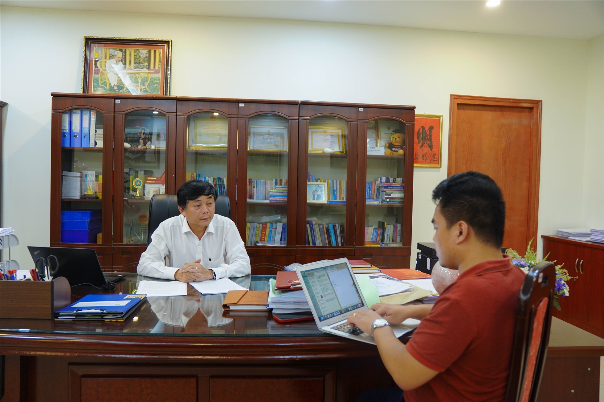 PV Lao Dong หารือกับรองศาสตราจารย์ Dr. Pham Minh Son - ผู้อำนวยการสถาบันวารสารศาสตร์และการโฆษณาชวนเชื่อ  ภาพถ่าย: “Huu Chanh .”