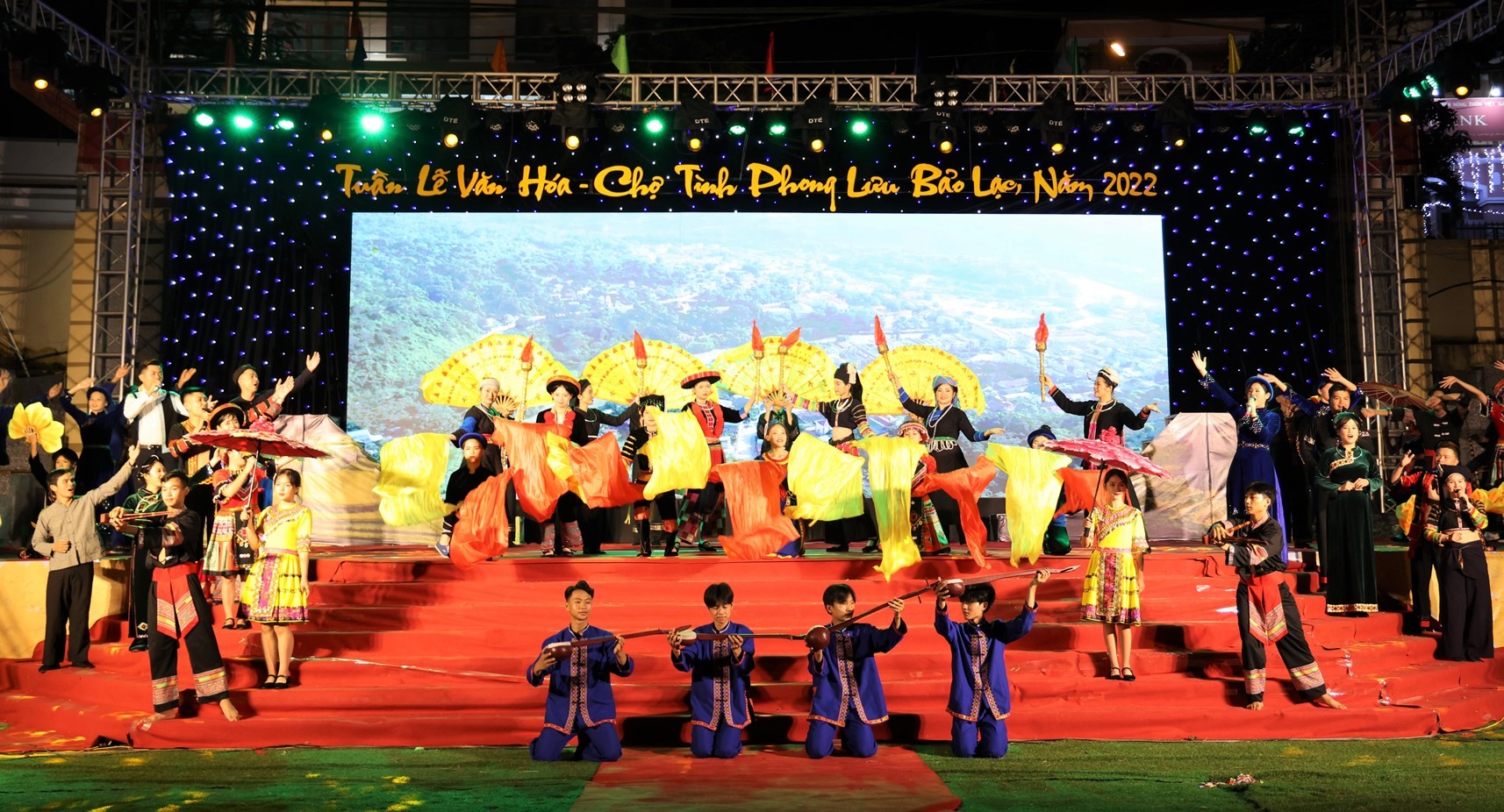 Chương trình nghệ thuật đặc sắc tại đêm khai mạc ở huyện Bảo Lạc, Cao Bằng. Ảnh: Báo Cao Bằng