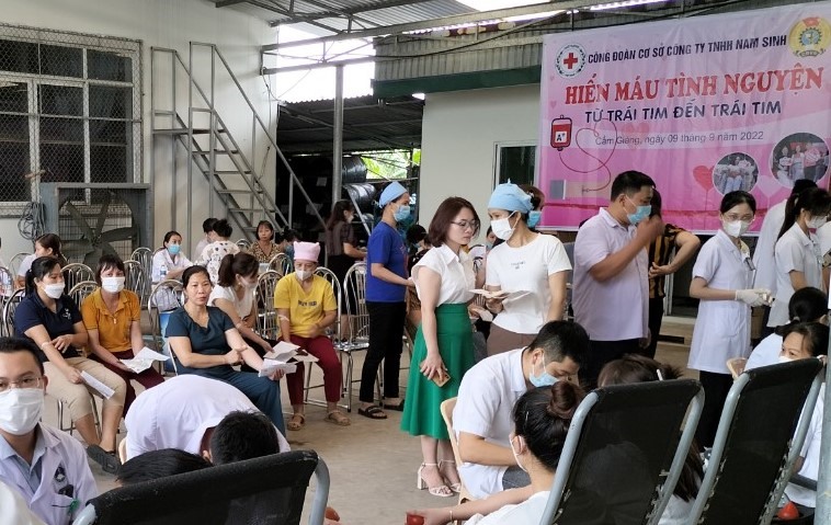 Công nhân Công ty TNHH Nam Sinh hiến được gần 300 đơn vị máu giúp bệnh nhân hiểm nghèo. Ảnh: DT