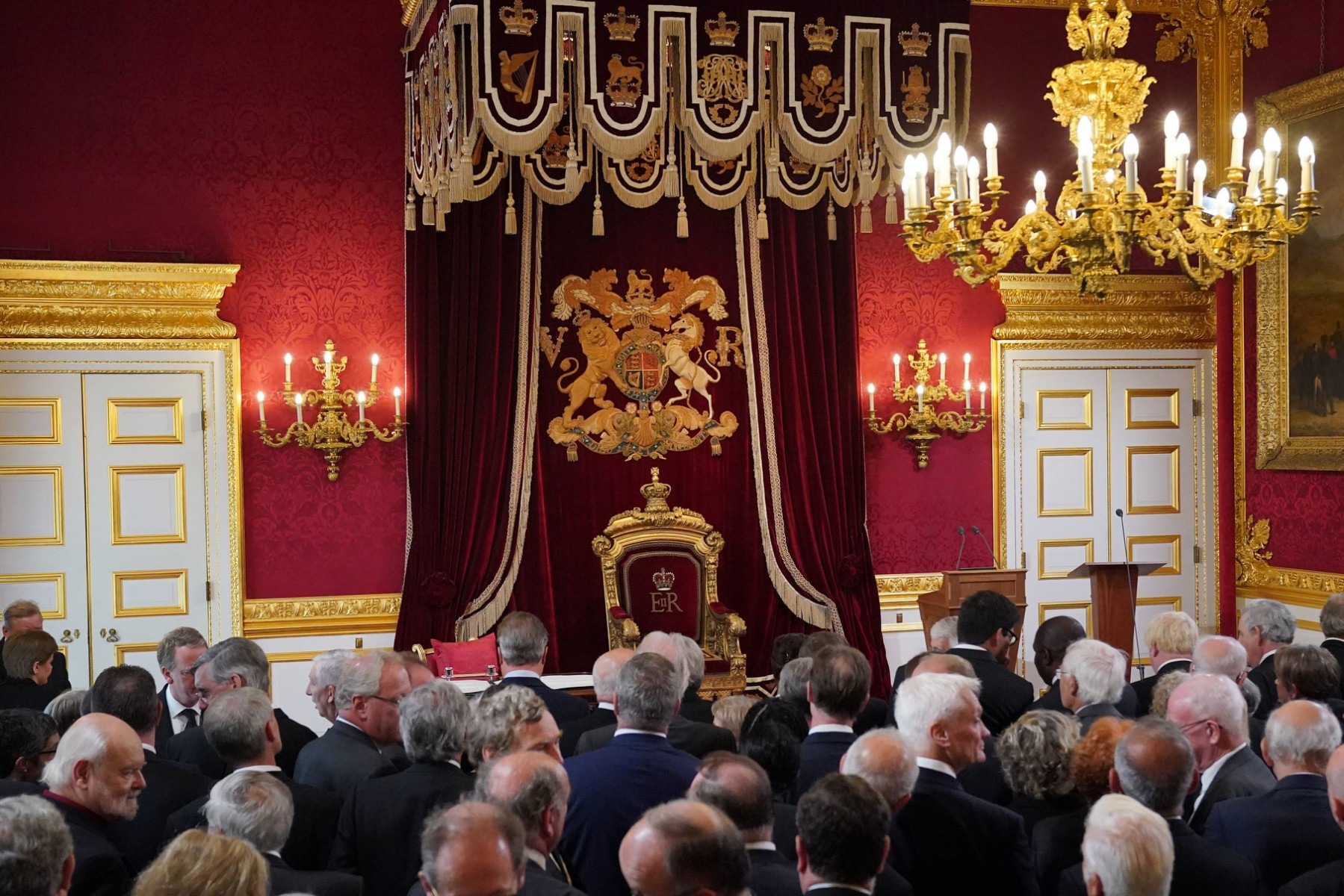 Một vài hình ảnh trong lễ tấn phong vua Charles trong cuộc họp của Hội đồng Lên ngôi trong cung điện St.James. Ảnh: AFP