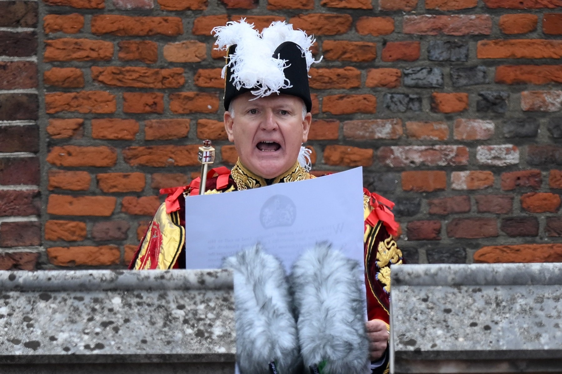 Thông báo tấn phong Vua Charles III được công bố từ ban công cung điện St James ở London vào ngày 10.9.2022. Ảnh: AFP