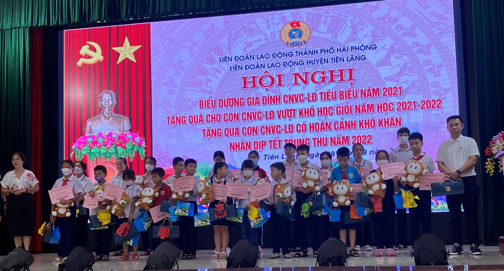 LĐLĐ huyện Tiên Lãng tặng quà cho 32 cháu học sinh vượt khó học giỏi và tặng 230 suất quà trung thu cho con CNLĐ có hoàn cảnh khó khăn.