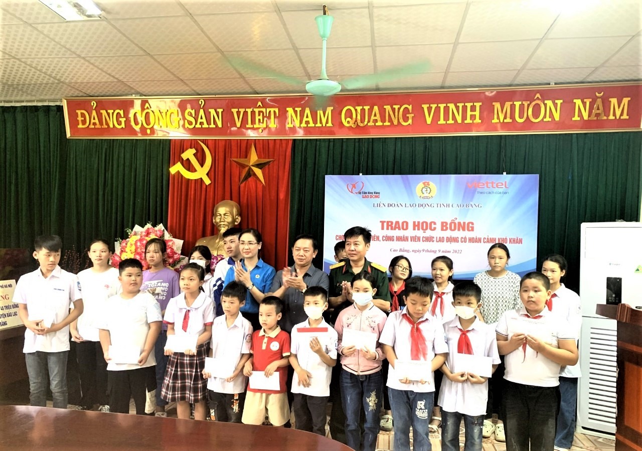 Lãnh đạo LĐLĐ tỉnh Cao Bằng và các nhà hảo tâm trao quà tại huyện Bảo Lạc. Ảnh: LĐLĐ CB