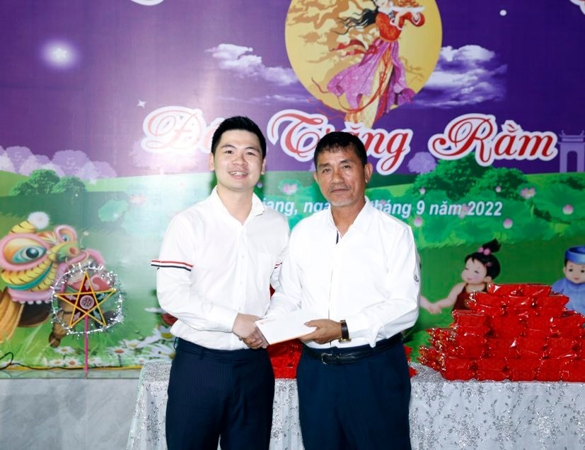 Chủ tịch Đỗ Vinh Quang trao quà cho đại diện Trung tâm đào tạo bóng đá trẻ Bắc Giang. Ảnh: H.A