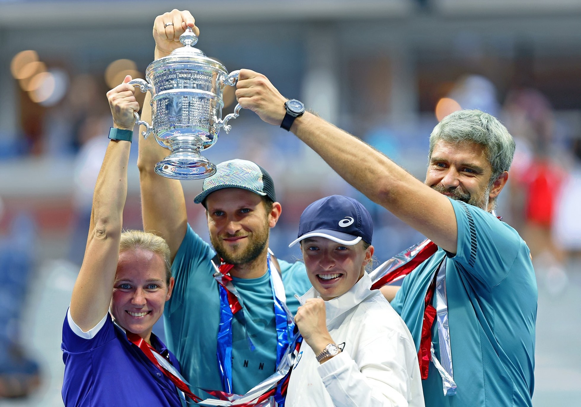 Tay vợt người Ba Lan ăn mừng cùng các thành viên trong ban huấn luyện. Ảnh: US Open