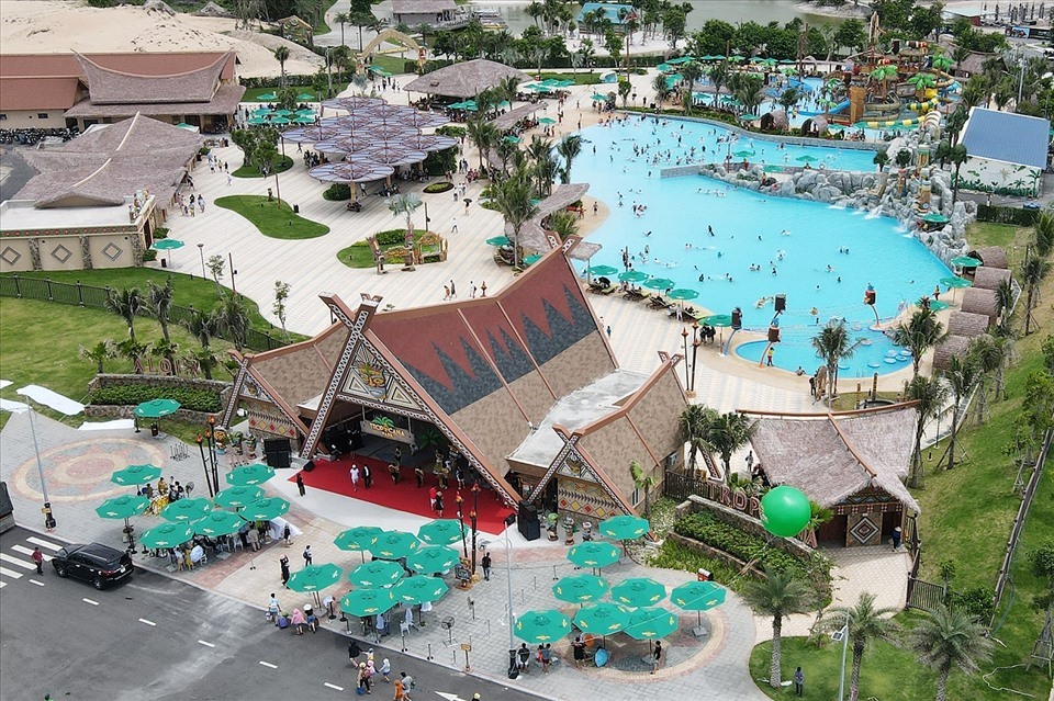 Khu công viên nước Tropicana Park mới khai trương thu hút đông đảo người dân, du khách đến trải nghiệm. Ảnh: Đ.H