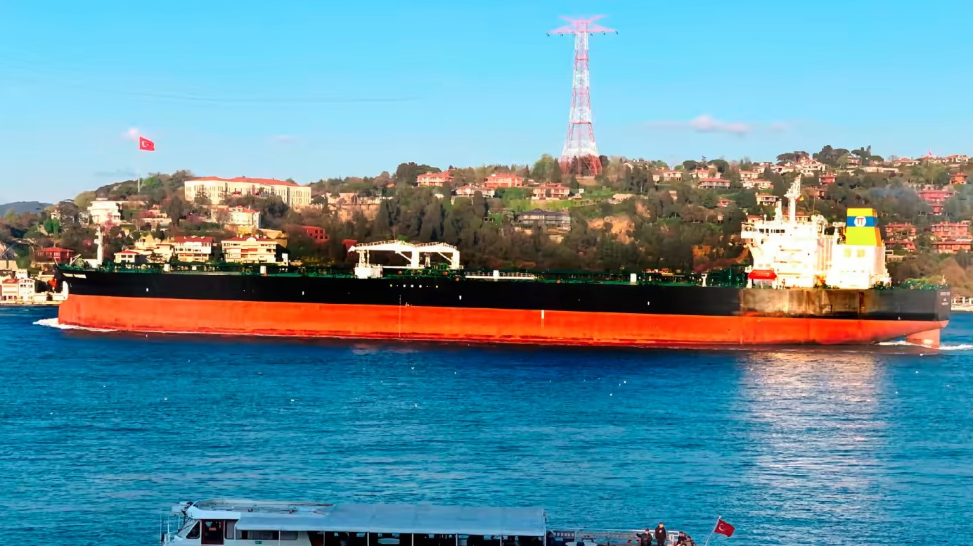 Một tàu chở dầu đi qua gần Istanbul, Thổ Nhĩ Kỳ. Tổng thống Nga Vladimir Putin cảnh báo Nga sẽ ngừng xuất khẩu năng lượng nếu các nước phương Tây tiến hành kế hoạch áp giá trần với dầu và khí đốt của Nga. Ảnh: AP
