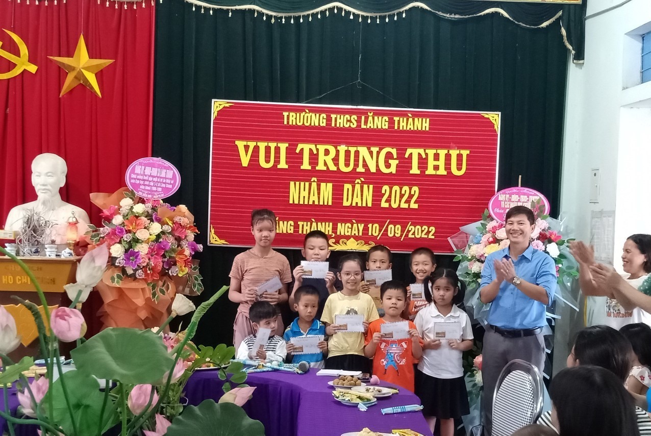 Tết Trung thu cũng là dịp đầu năm học mới. Các cơ quan, đơn vị, tổ chức công đoàn đã tặng quà động viên, khen thưởng đối với các em học sinh học giỏi và vượt khó học giỏi.