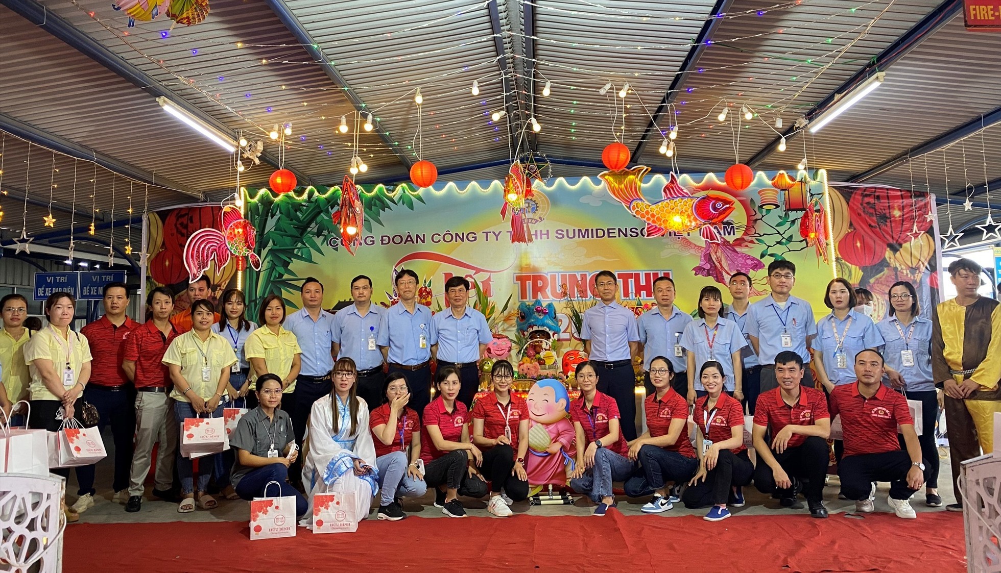 Công ty TNHH Sumidenso Việt Nam tặng 12.000 suất quà trung thu cho con CNLĐ trong công ty. Ảnh: DT