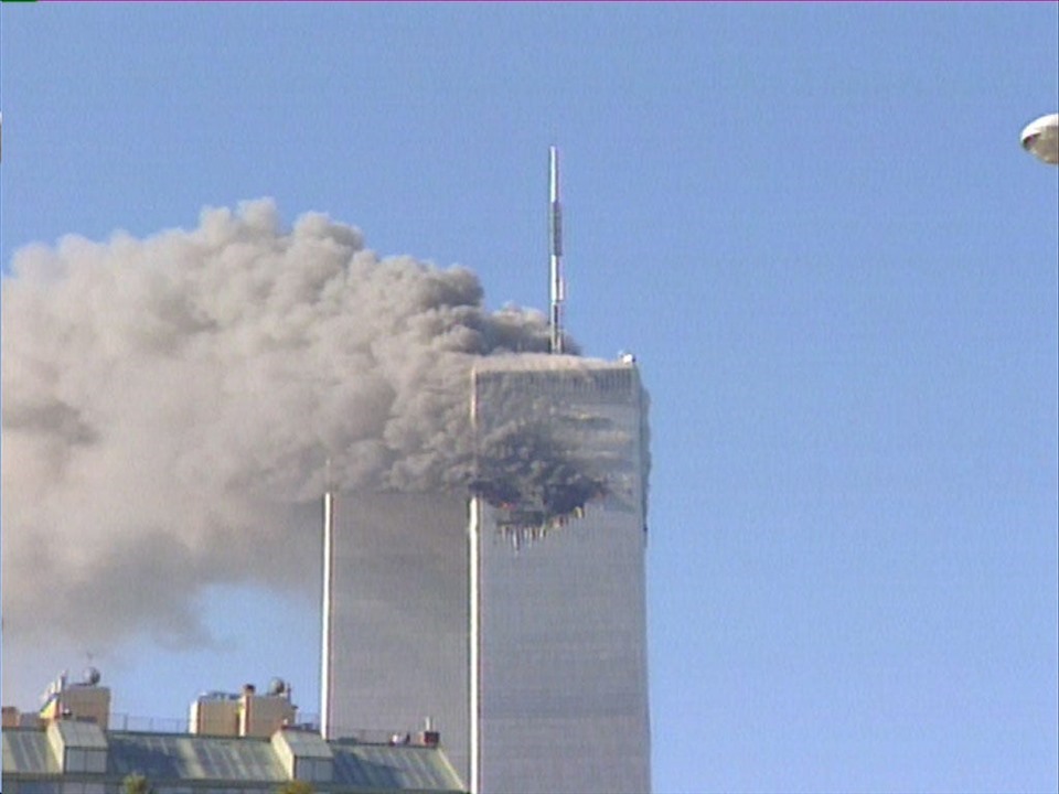 Máy bay đâm vào Tháp Bắc Trung tâm Thương mại Thế giới, ngày 11.9.2001. Ảnh: Reuters TV