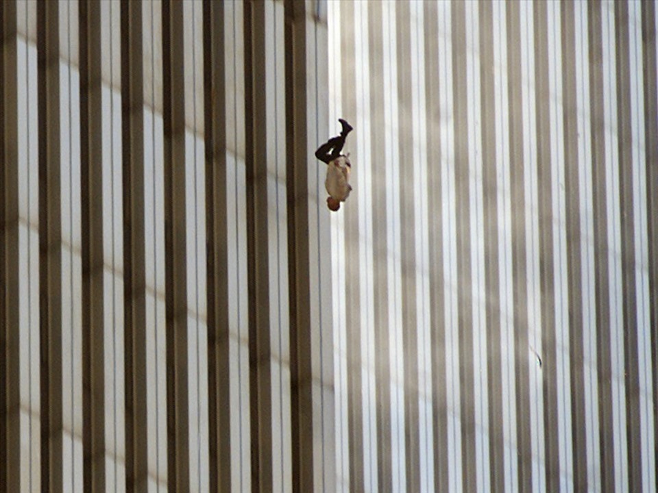 Bức ảnh mang tính biểu tượng này chụp một người đàn ông rơi từ Tháp Bắc xuống. Ít nhất 200 người đã rơi hoặc nhảy từ tháp. Ảnh: AP