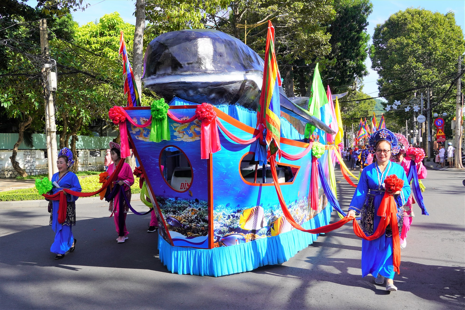 Mô hình Ông trang trọng di chuyển trong đoàn rước lễ. Ảnh: T.A