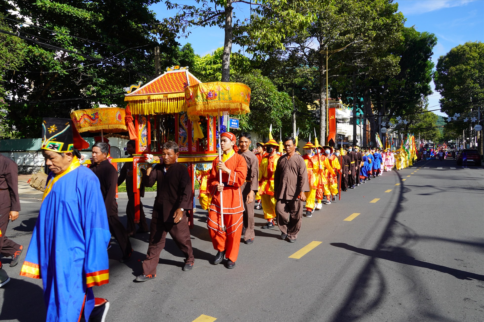 Đoàn rước diễu hành kéo dài hàng km trên các tuyến đường, thu hút đông đảo người dân du khách dừng chân chiêm ngưỡng, quay phim chụp ảnh lễ hội. Ảnh: T.A