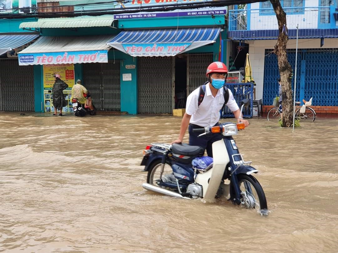 Cần Thơ đang phải hứng chịu đợt triều cường dâng cao theo chu kỳ rằm tháng 8 Âm lịch. Ảnh: Tr.L