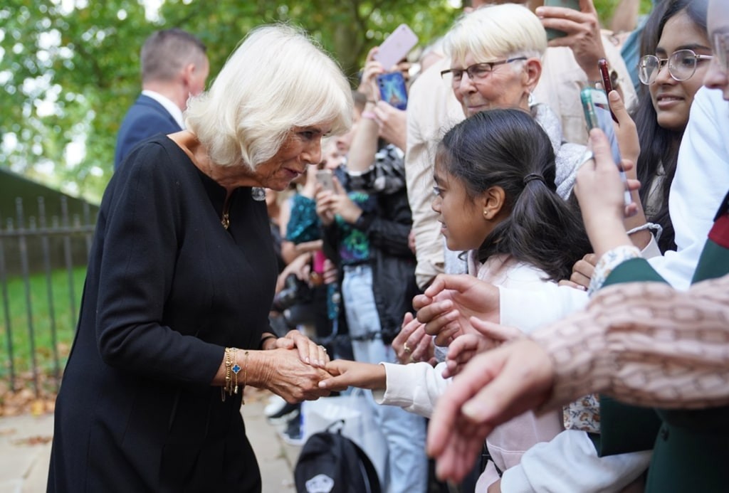 Vương hậu Camilla bắt tay người dân bên ngoài Điện Clarence House. Ảnh: AFP