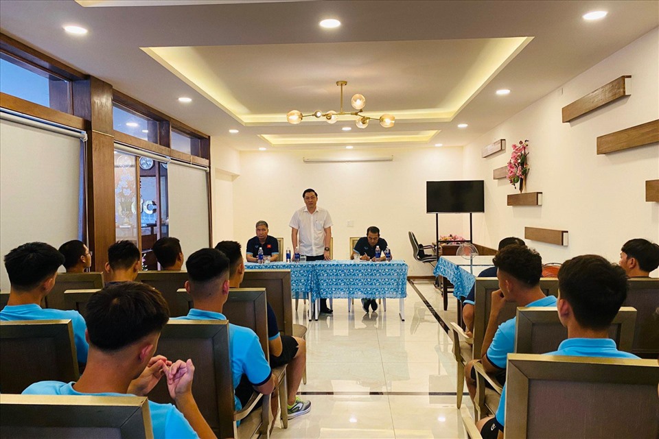 Phó Chủ tịch VFF Cao Văn Chóng gặp gỡ và động viên U20 Việt Nam. Ảnh: VFF