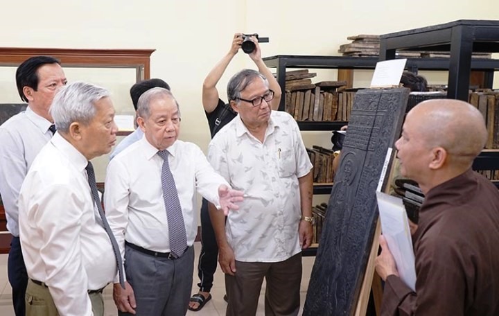 Phó Bí thư Thường trực Tỉnh ủy Thừa Thiên Huế - Phan Ngọc Thọ (thứ 2, trái sang) tham quan phòng lưu trữ mộc bản Phật giáo.