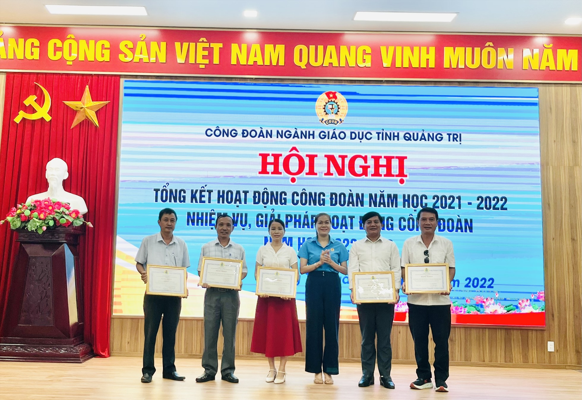 Lãnh đạo LĐLĐ tỉnh Quảng Trị trao bằng khen cho các tập thể và cá nhân có thành tích xuất sắc trong hoạt động công đoàn năm học 2021-2022. Ảnh: CĐ.