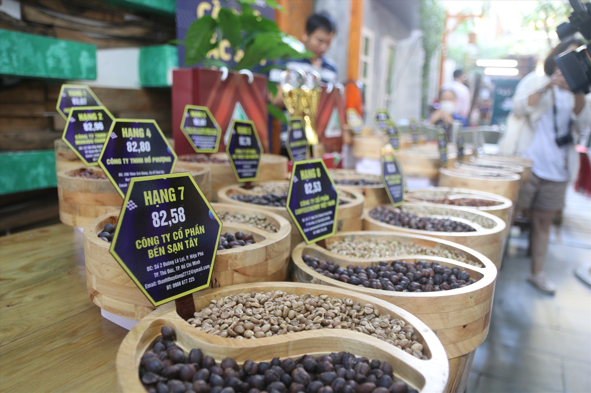 Theo ông Trịnh Đức Minh – Chủ tịch Hiệp hội cà phê Buôn Ma Thuột, hiện mới rất ít nông dân Việt Nam làm cà phê đặc sản, vì thế hành trình của dòng cà phê chất lượng này mới chỉ bắt đầu.