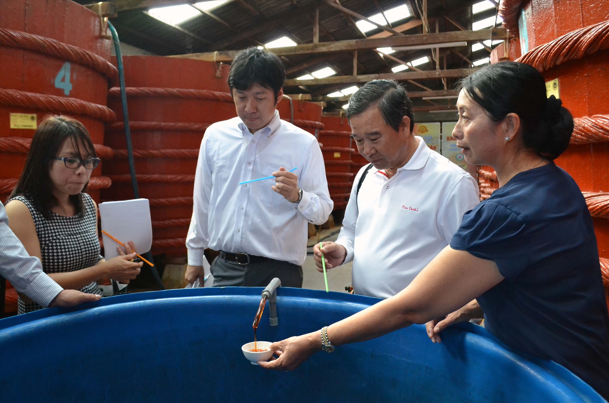 Bà Hồ Kim Liên, Chủ tịch Hội Nước mắm Phú Quốc, trong lần hướng dẫn khách tham quan khu vực sản xuất nước mắm Phú Quốc. Ảnh: LT