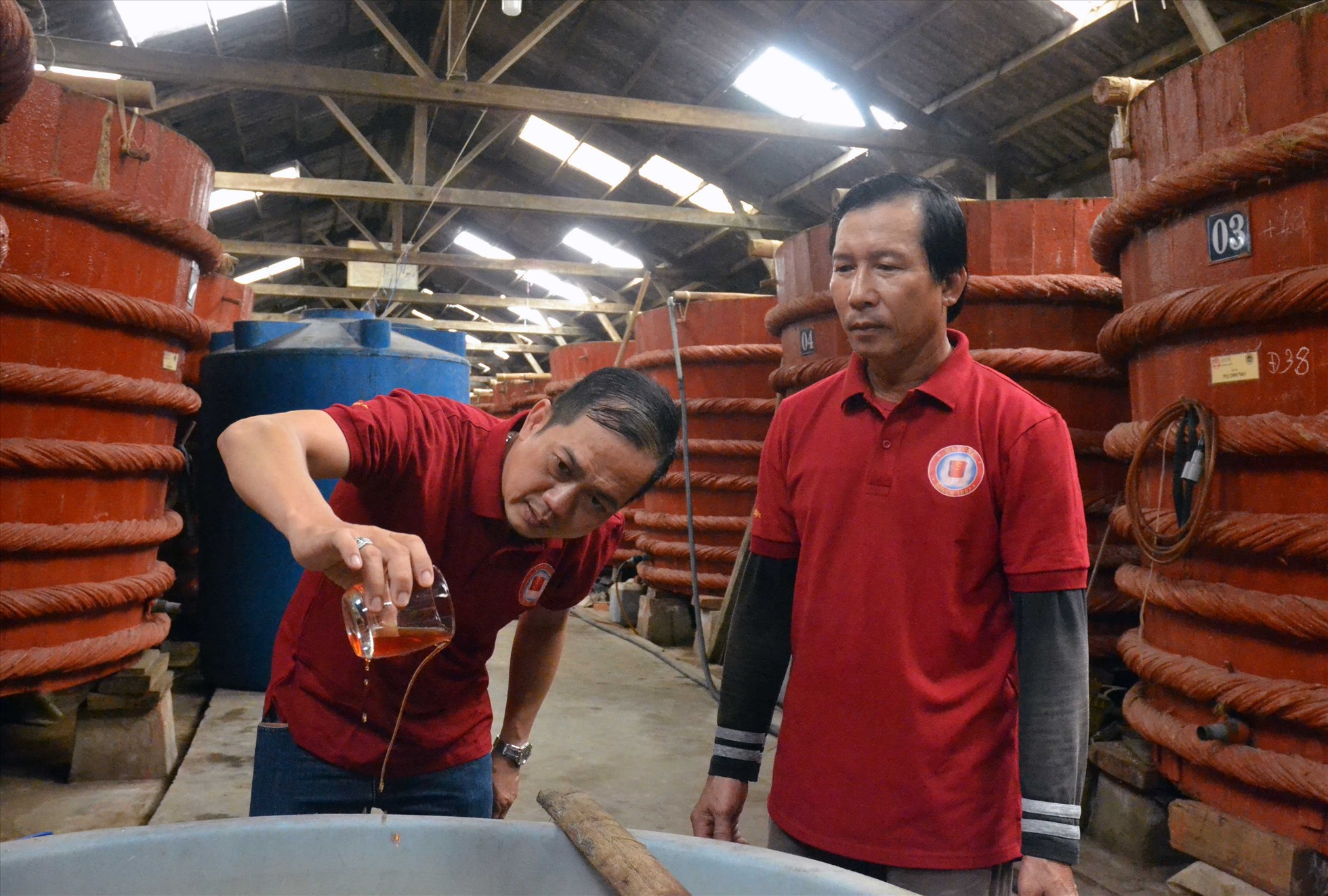 Nhà thùng sản xuất nước mắm Phú Quốc kiểm tra chất lượng sản phẩm. Ảnh: LT