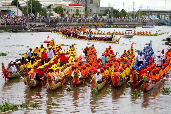 Lễ hội đua thuyền thu hút đông đảo người tham gia. Ảnh: Bazan Travel