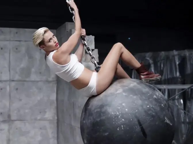 Một hình ảnh của Miley Cyrus trong MV “Wrecking Ball“. Ảnh: CMH
