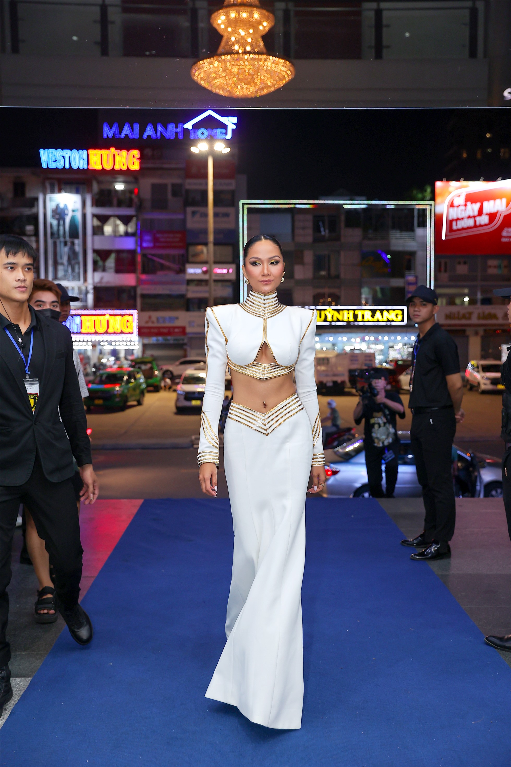 H'Hen Niê diện đầm trắng với phần cut-out ở eo. Hoa hậu là giám khảo kiêm đại sứ “Miss Peace Vietnam 2022“. Ảnh: BTC.