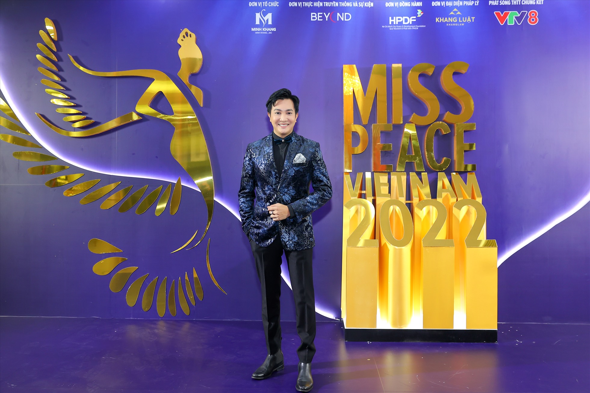 Hoa hậu H'Hen Niê diện váy cắt xẻ táo bạo tại chung kết Miss Peace Vietnam