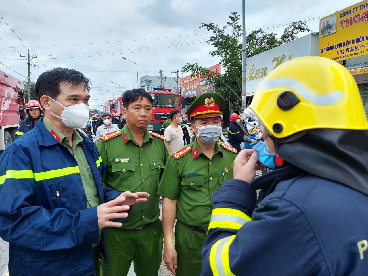 Đại tá Trịnh Ngọc Quyên chỉ đạo điều cứu hộ tìm kiếm nạn nhân tại hiện trường. Ảnh: CABD