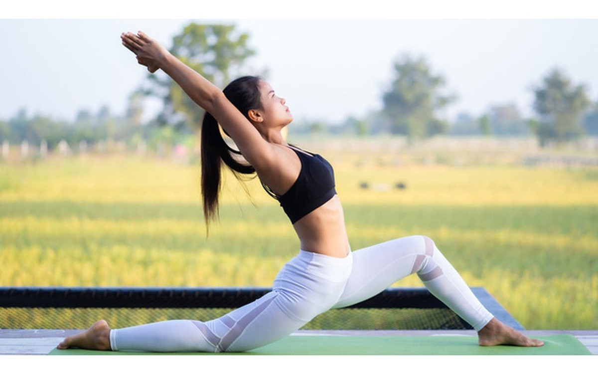 Tập yoga giúp cơ thể thoải mái, giảm đau đầu. Ảnh: ST