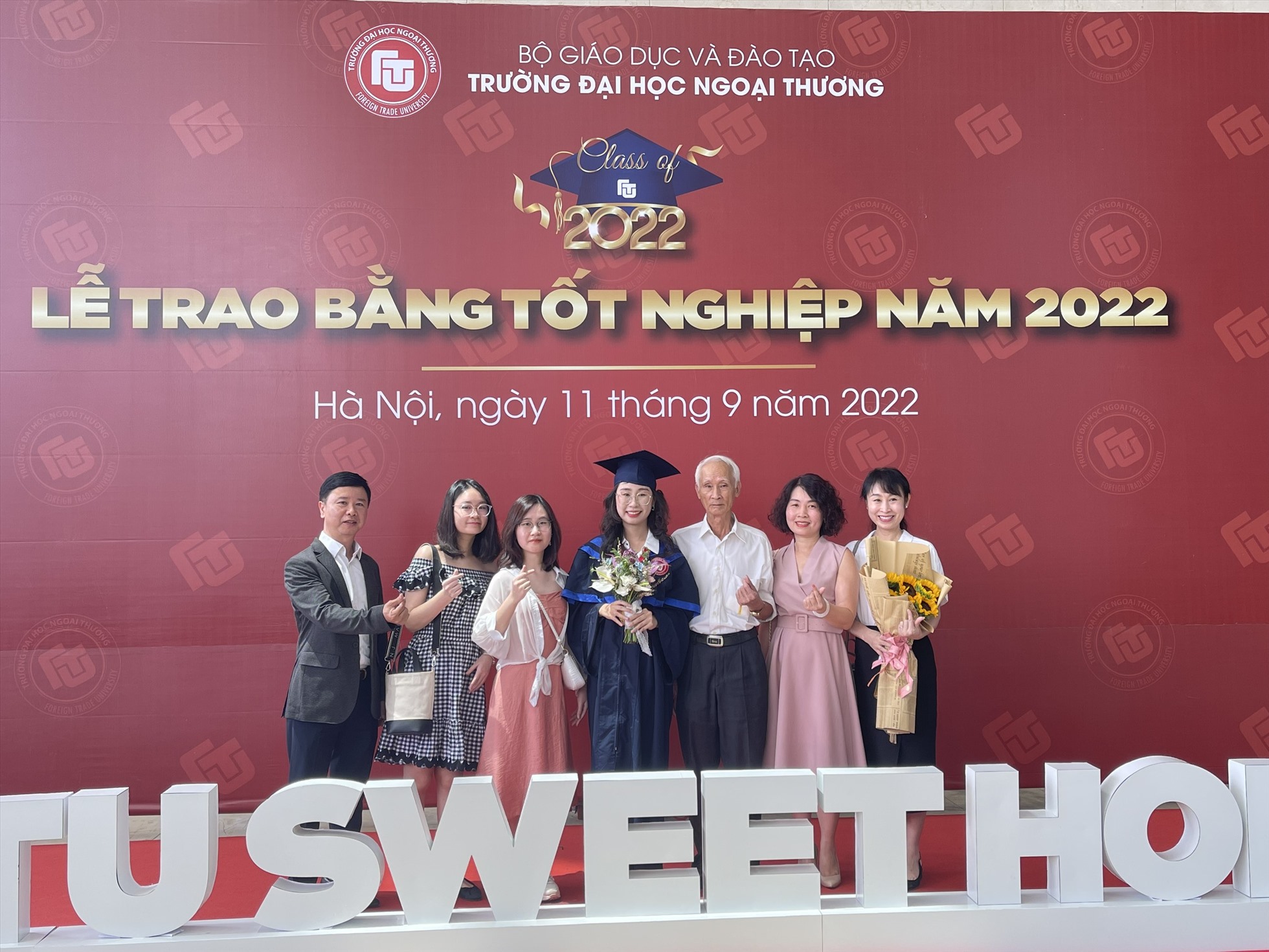 Phương Nhi cùng gia đình trong buổi lễ tốt nghiệp. Ảnh: BTC