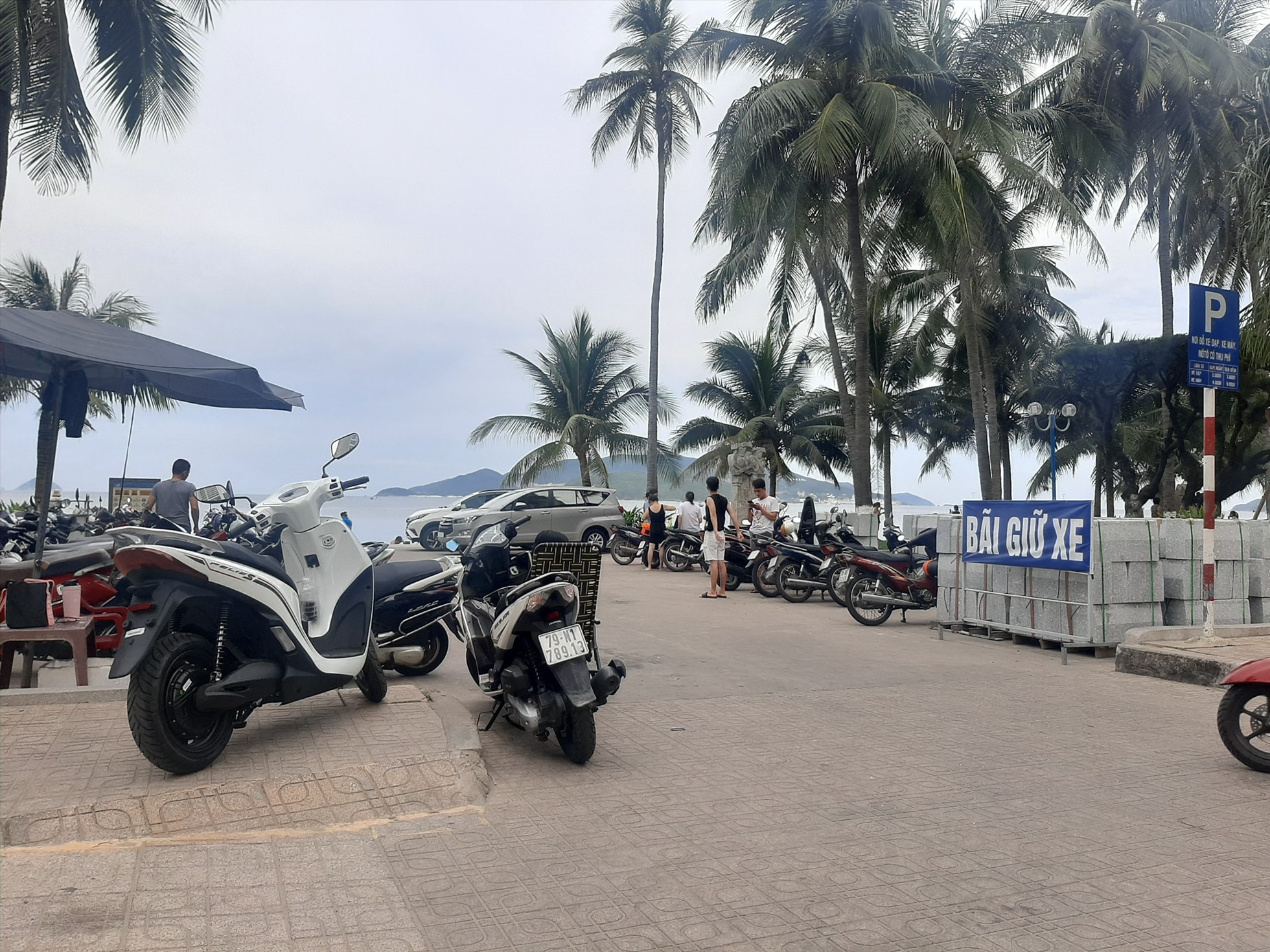 Bãi giữ xe công viên biển Nha Trang vẫn thu phí dù giấy phép hết hiệu lực