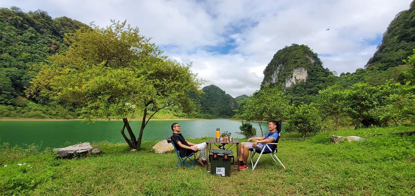 Du khách có thể cắm trại bên sông Quây Sơn. Ảnh: Du lịch Cao Bằng.