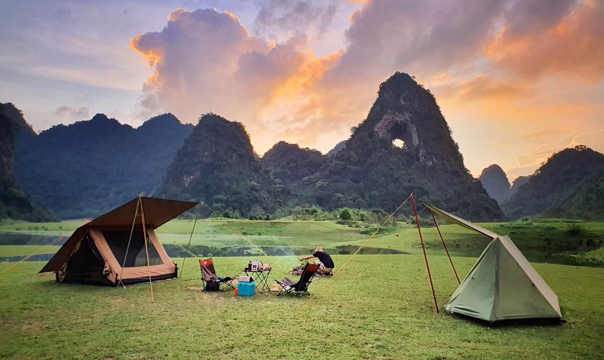Bãi cỏ ở núi Mắt Thần là địa điểm lý tưởng để cắm trại. Ảnh: Fanpage Non nước Cao Bằng.