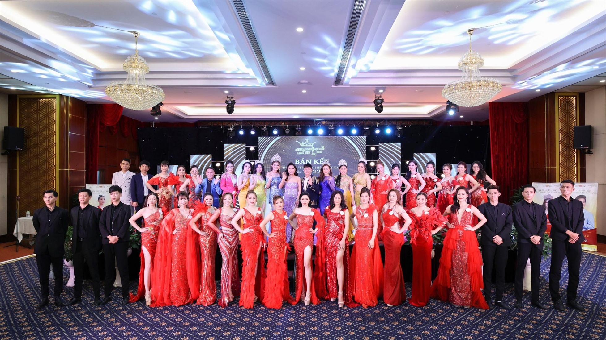 Dàn thí sinh tại vòng bán kết “Hoa hậu thương hiệu Việt Nam 2022“. Ảnh: BTC.