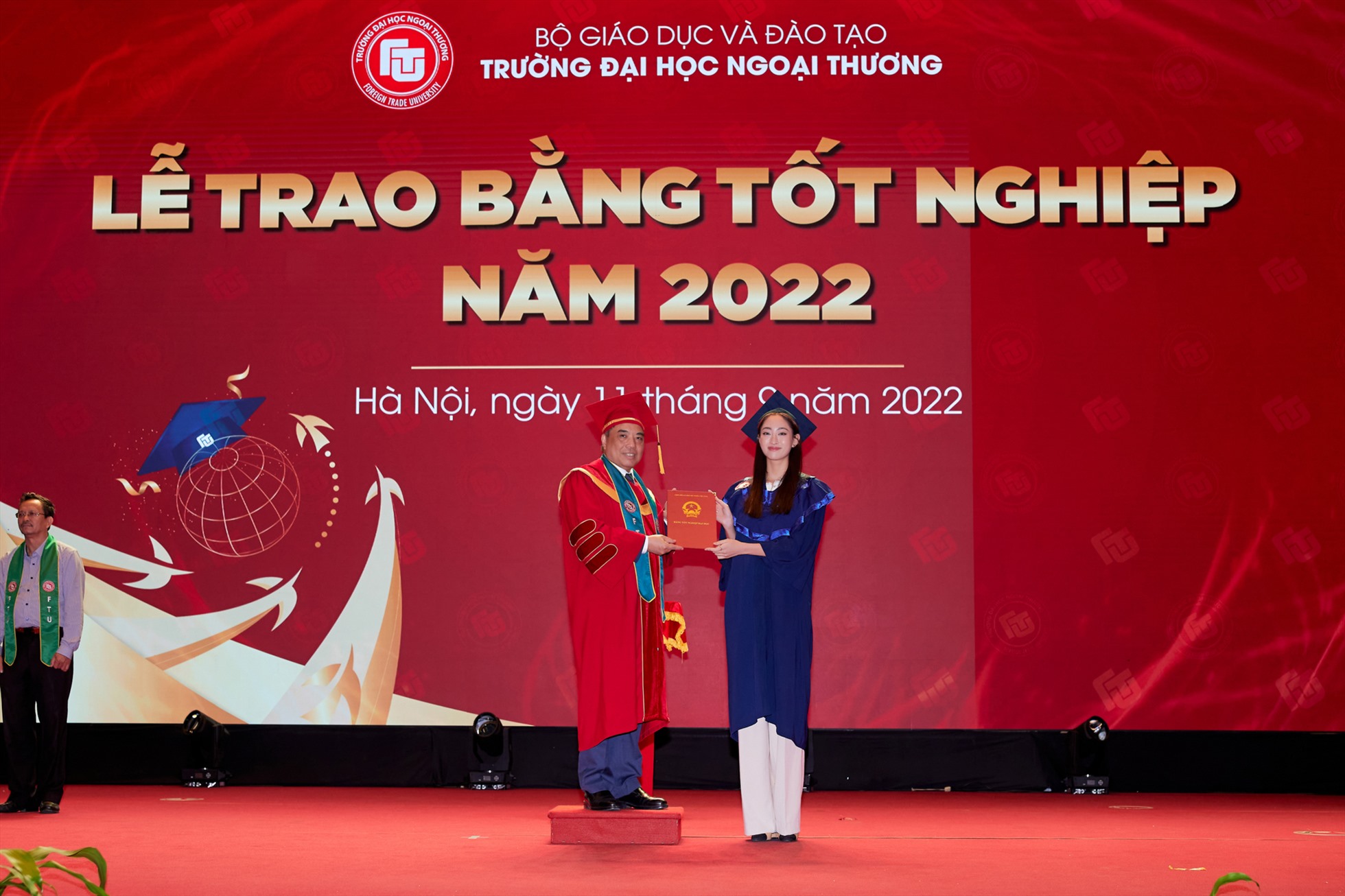 Hoa hậu Lương Thùy Linh đã chính thức tốt nghiệp Đại học Ngoại thương sau 4 năm học tập. Cô nàng khoe ngay tấm bằng cử nhân loại Xuất sắc ngành Kinh tế đối ngoại, chương trình chất lượng cao giảng dạy bằng tiếng Anh, với số điểm 3.6/4.0. Ảnh: NSCC.