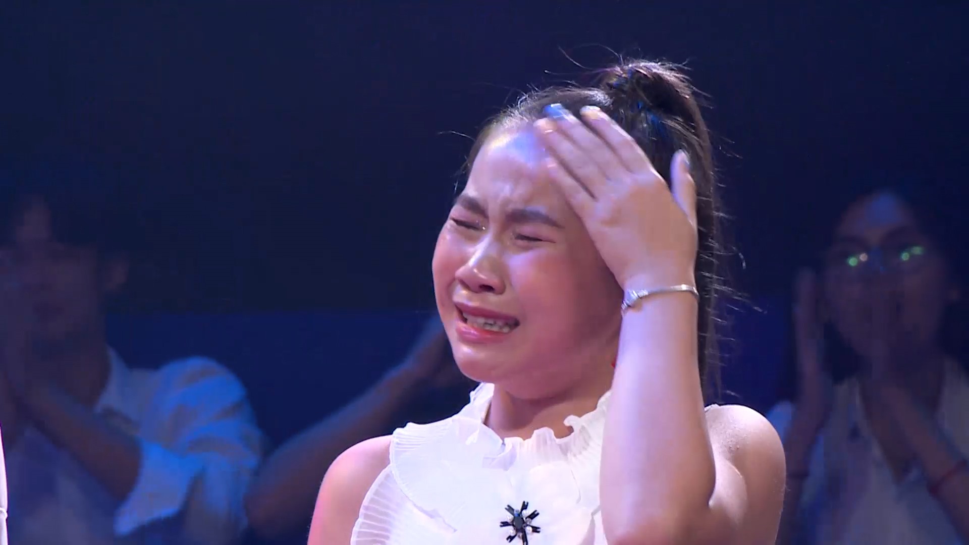 Khánh Linh bật khóc nức nở. Ảnh: NSX.