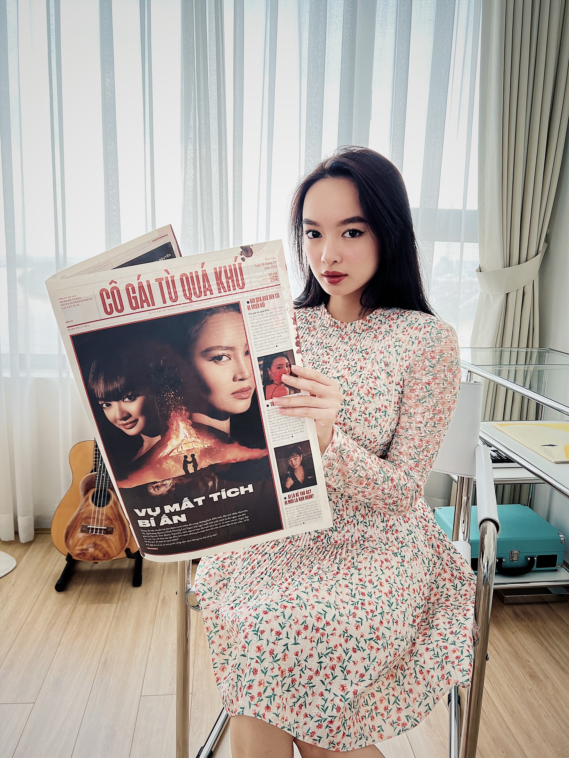 Kaity Nguyễn hào hứng với ấn phẩm quảng bá cho bộ phim. Ảnh: NSX.