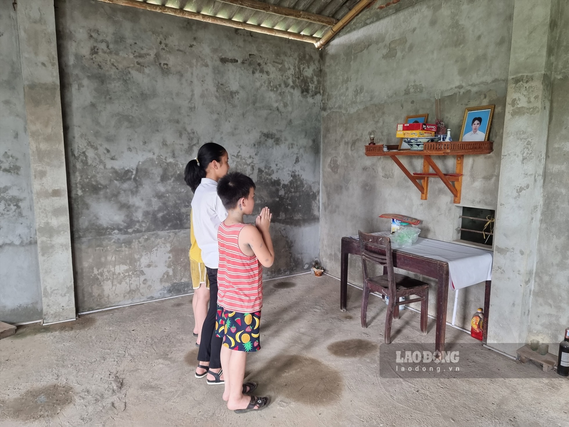 Căn phòng thờ phụng cha mẹ của 3 chị em Ngọc Anh (nhà cũ) đã bị dột.