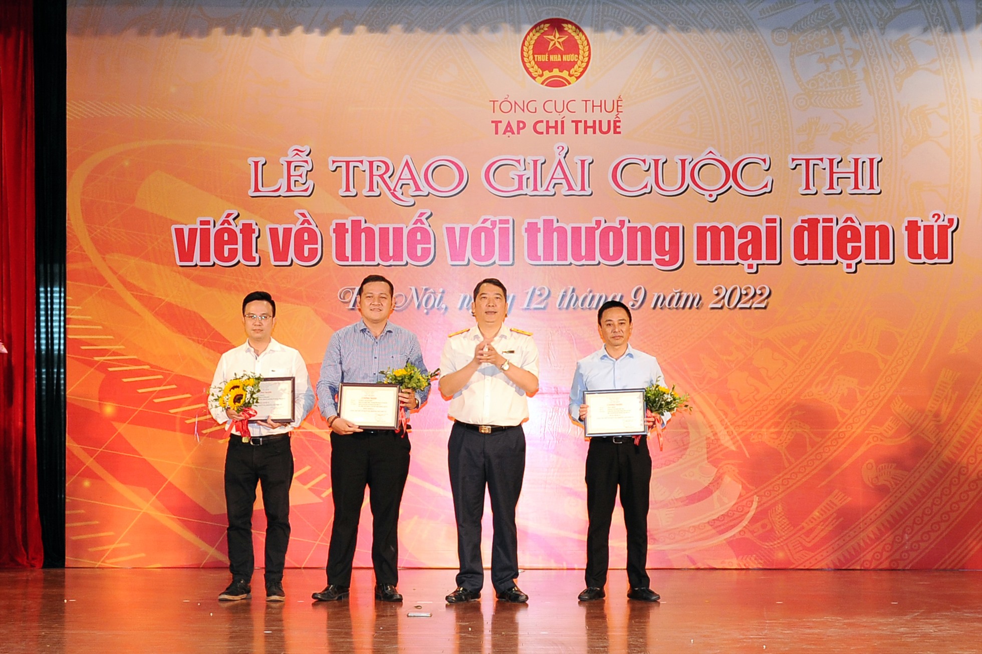 Tổng Cục trưởng Tổng cục Thuế Cao Anh Tuấn trao giải cho các tác phẩm xuất sắc. Ảnh: TCT.