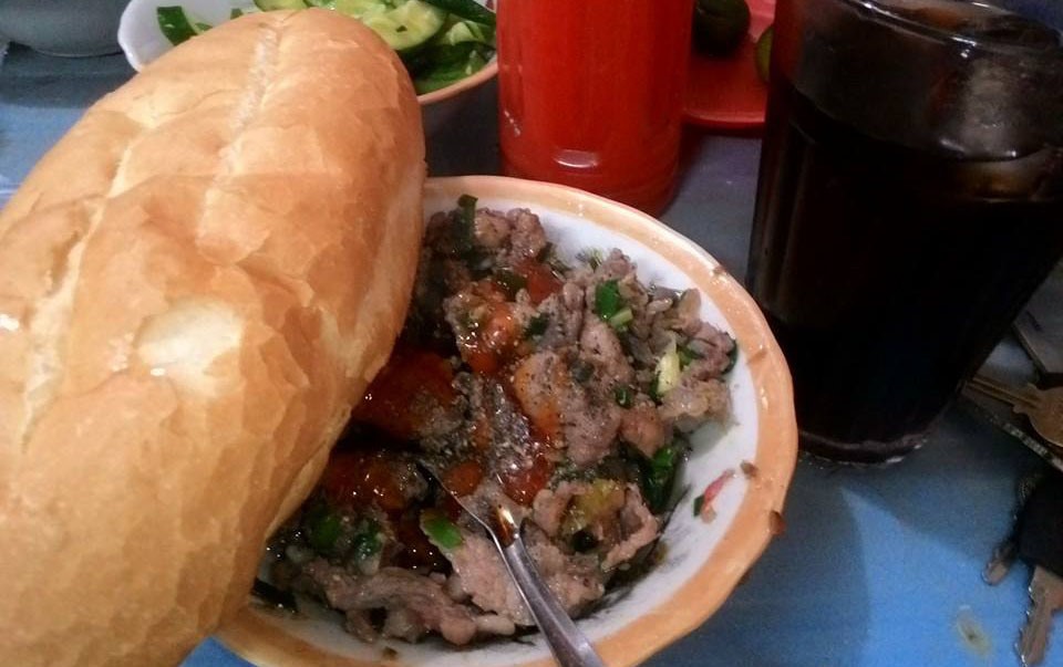 Bánh mì bò xào Ao Sen. Ảnh: Foody