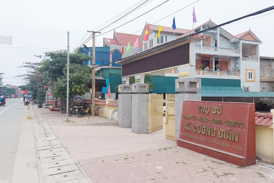 Một góc nhà cửa khang trang ở xã Cương Gián, huyện Nghi Xuân - nơi có nhiều người đi XKLĐ. Ảnh: TT.